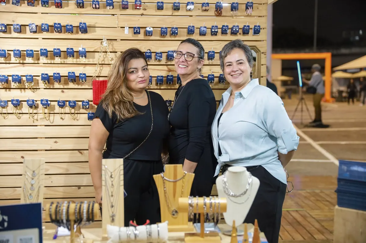 Expositoras de bijuterias em seu estande