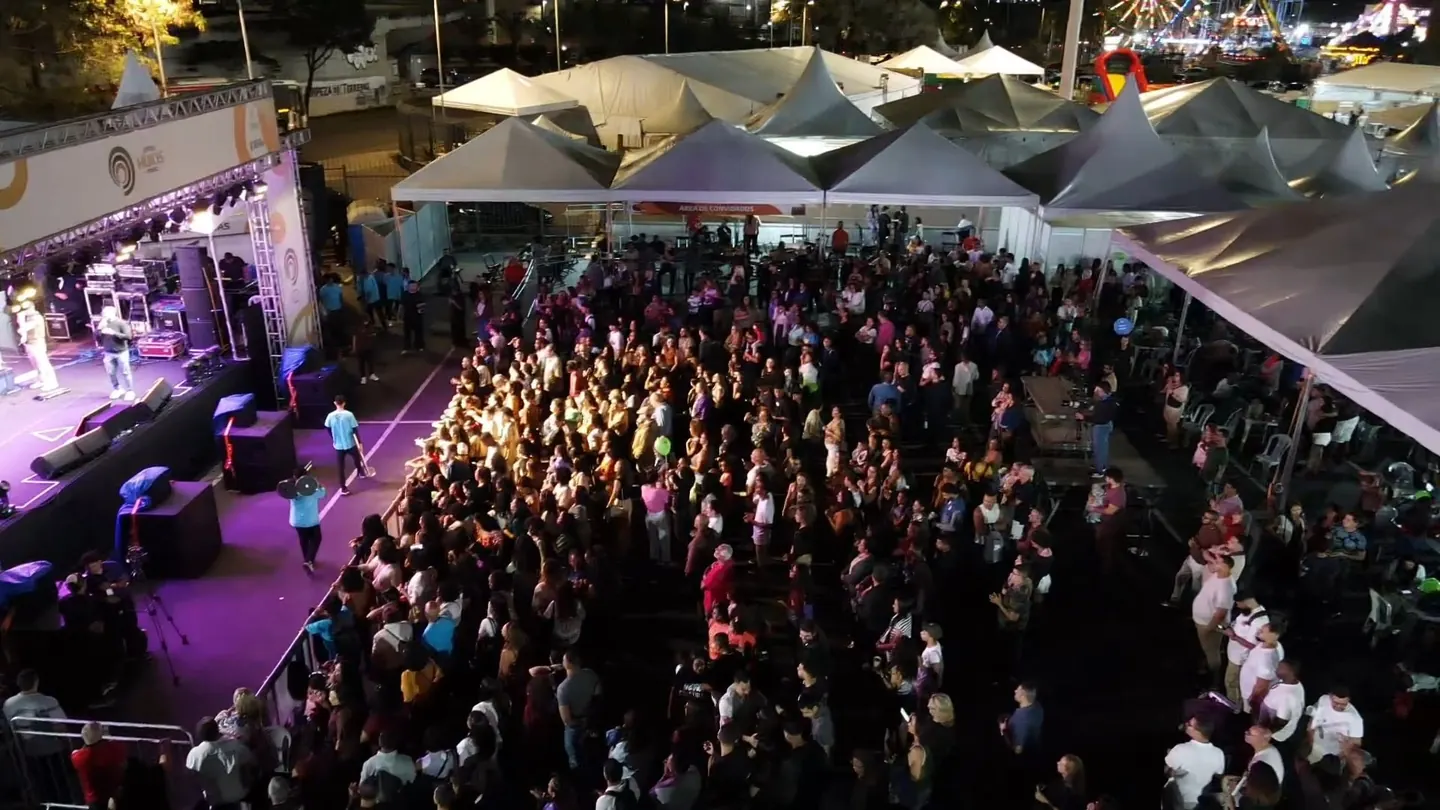 Vista aérea do palco e do público do Vila Abraão Festival, espaço de marca para patrocinadores