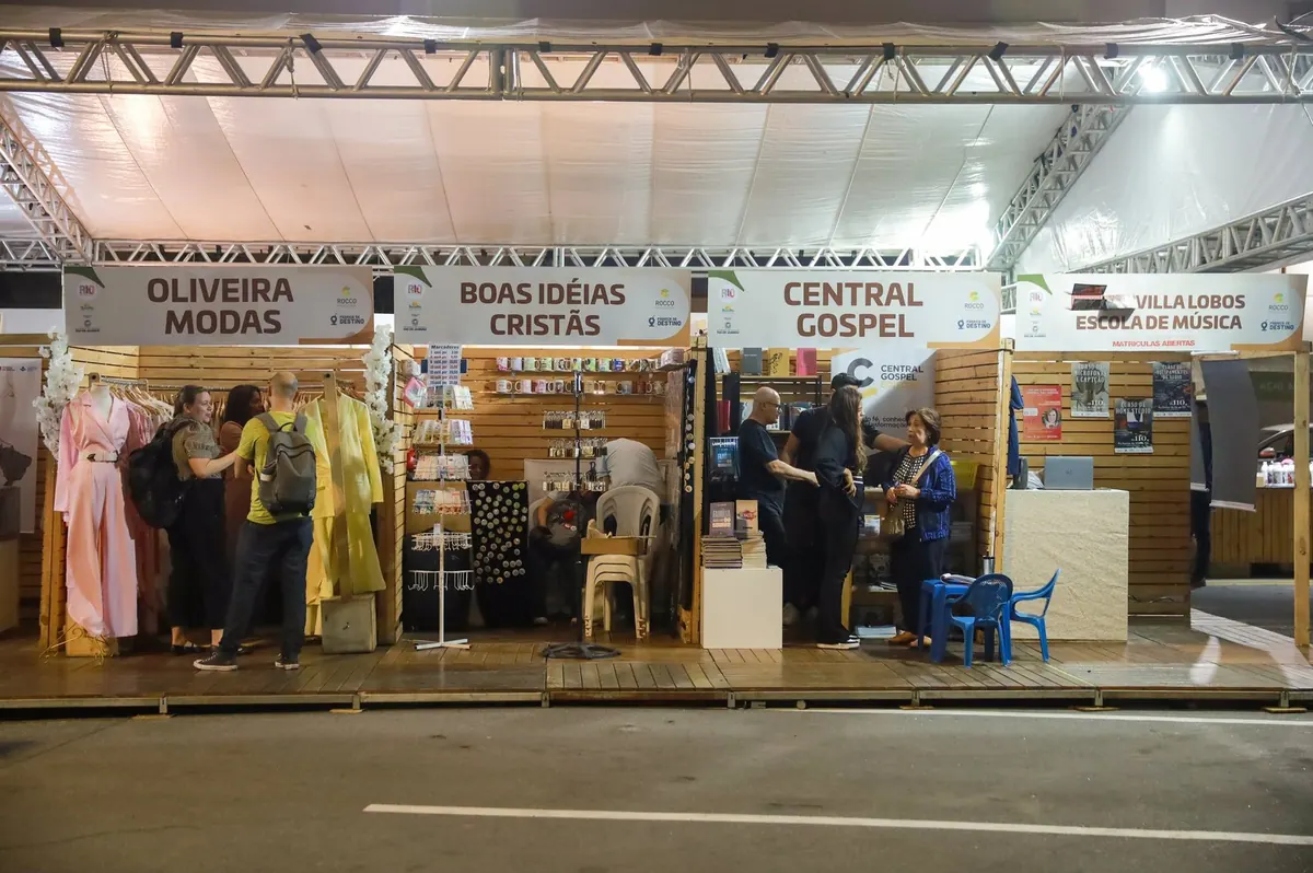 Frente de estandes da Expo Vila com público