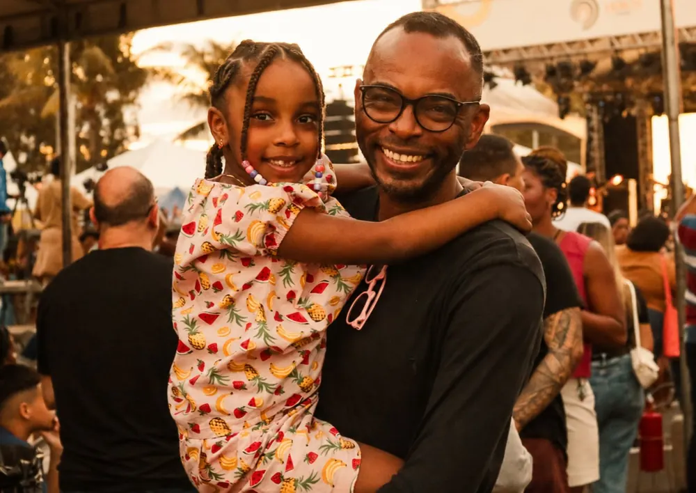 Pai com a filha no colo no festival